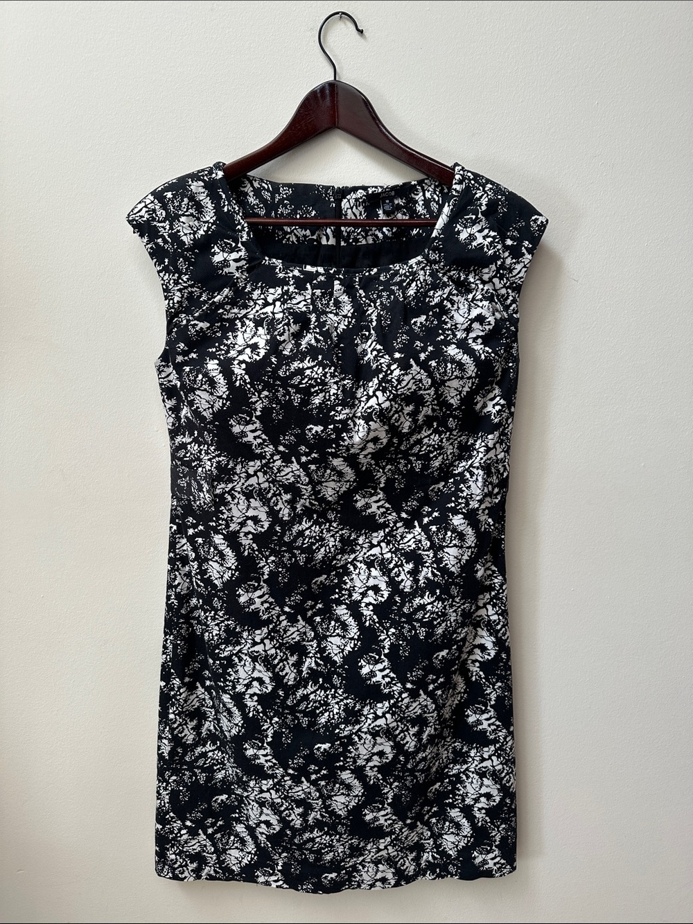 Jacob Black & White Cap Sleeve Sheath Dress